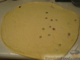 Кружевной пирог с маком: Включить духовку.  Раскатать тесто толщиной 0,5 см.