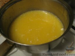 Кружевной пирог с маком: Растопить сливочное масло (маргарин) до теплого жидкого состояния.