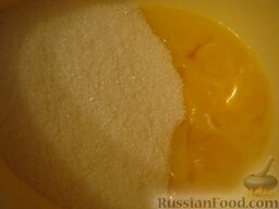Кружевной пирог с маком: Растереть яйца с сахарным песком.