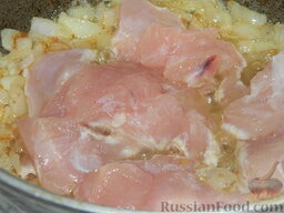 Гуляш из курицы по-мадьярски: Тушите мясо вместе с луком минут 5, добавив 50 мл воды, до изменения цвета.