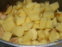 Гуляш из курицы по-мадьярски: Почистите и вымойте картофель, нарежьте кубиками. Добавьте к мясу.