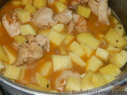 Гуляш из курицы по-мадьярски: Влейте в мясо с картофелем 300 мл воды и тушите 10 минут.