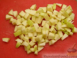 Салат "Морская звезда": Яблоки мелко режем. Можно натереть яблоко на терке, тогда салат получится более сочным.