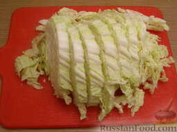 Салат из пекинской капусты с сухариками: Как приготовить салат из пекинской капусты:    Капусту разрезать сначала вдоль пополам. Затем нарезать полукольцами. Если кочан капусты большой, разрезать ее вдоль на 4  части.