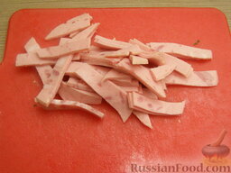 Салат из пекинской капусты с сухариками: Колбасу нарезать тонкими полосками.