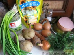 Салат "Оливье советский": Ингредиенты для салата Оливье с колбасой перед Вами.    Как приготовить салат Оливье с колбасой:    Хорошо вымыть и отварить до готовности картофель и морковь. Остудить. Очистить.