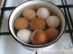 Салат "Оливье советский": Залить яйца холодной водой. Посолить и отварить вкрутую. Охладить и очистить.