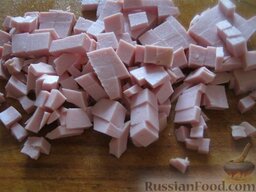 Салат "Оливье советский": Колбасу нарезать кубиками.
