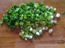 Салат "Оливье советский": Зеленый лук вымыть и нарезать. (Лук в оливье чаще не добавляют, но если используется, то лучше зеленый.)