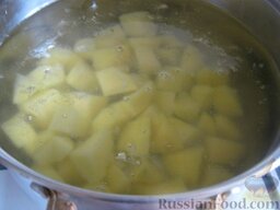Суп с колбасой  "Для ленивой хозяйки": Вскипятить в кастрюле 2,5 л воды. Опустить подготовленный картофель. Варить под крышкой на маленьком огне 15-20 минут.