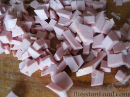 Суп с колбасой  "Для ленивой хозяйки": Нарезать кубиками вареную колбасу.