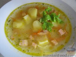 Суп с колбасой  "Для ленивой хозяйки": Налить суп в тарелку, добавить зелень.  Приятного аппетита!