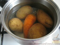 Салат с семгой «Министерский»: Как приготовить салат с семгой:    Помыть и отварить до готовности (25-30 минут) картофель и морковь. Остудить. Очистить.