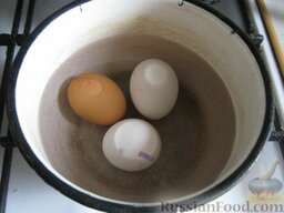 Салат с семгой «Министерский»: Сварить вкрутую куриные яйца (10 минут). Охладить. Очистить.
