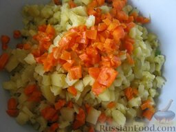 Салат с семгой «Министерский»: Морковь нарезать кубиками.