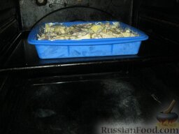 Скумбрия с картофелем, запеченные под майонезом: Поставить в духовку на среднюю полку. Запекать скумбрию с картофелем при температуре 180 градусов до готовности (около 40-50 минут).