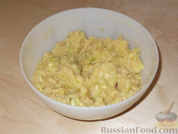 Котлеты из кабачков и картофеля: Картошку отварить и размять в пюре. Добавить кабачки и уже взбитое яйцо.