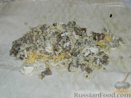 Роллы с мясом на завтрак: На середину одной половины лаваша выложить ложкой часть начинки, распределить по всей площади листа.