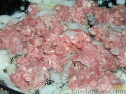 Роллы с мясом на завтрак: К луку добавить сырой фарш.