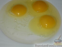 Роллы с мясом на завтрак: Яйца выпустить в миску.