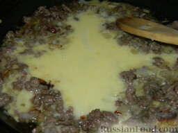 Роллы с мясом на завтрак: Вылить яичную массу в сковороду с мясом.