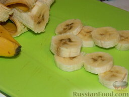 Фруктовый салат "Белая ночь": Банан очистить и нарезать кружочками.