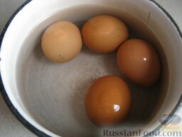 Салат "Мимоза" с крабовыми палочками: Сварить куриные яйца вкрутую (10 минут). Остудить. Очистить. Помыть и очистить яблоки.