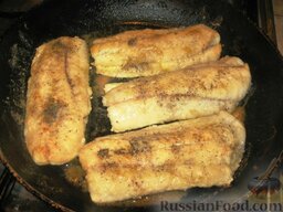 Рыба с картофелем: Обваляем рыбу в муке и слегка обжарим на оставшемся масле.