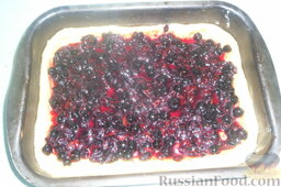 Быстрый ягодный пирог: Выкладываем на тесто в форме.