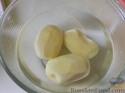 Роллы по-русски: Прежде всего очистить картофель.