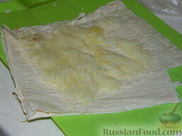 Роллы по-русски: Тем временем разрезать лаваш на 3 части. Если у вас блины, то оставить как есть.  Намазать лаваш или блин картофельным пюре.