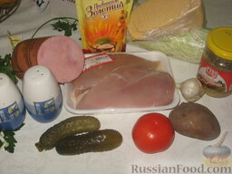 Салат мясной с овощами и сыром: Подготовьте все, что вам понадобится для приготовления салата мясного с сыром.