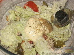 Салат мясной с овощами и сыром: Посолите и поперчите по вкусу. Мясной салат тщательно перемешайте.