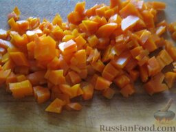 Салат с тунцом "Семицветик": Морковь нарезать кубиками.