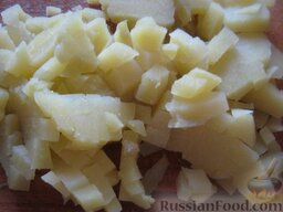 Салат с тунцом "Семицветик": Картофель нарезать кубиками.