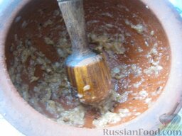 Борщ "Селянский": В ступку выложить жареный и сырой лук. Посолить и растереть пестиком в однородную массу.