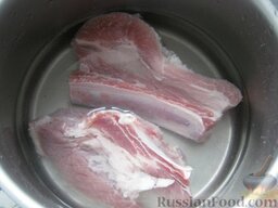 Борщ "Селянский": Свиные ребрышки разрезать и  помыть.