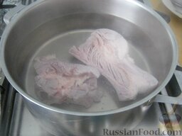 Борщ "Селянский": Вскипятить 3-4 л воды. Опустить мясо в кипящую воду. Варить под крышкой на маленьком огне 30 минут.