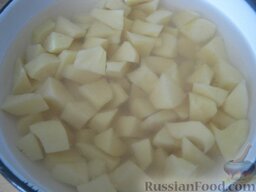 Борщ "Селянский": Очистить и помыть картофель. Нарезать кусочками. Добавить картофель к мясу.