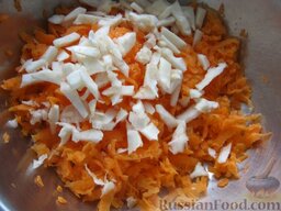 Борщ "Селянский": Очистить морковь и корень сельдерея. Нарезать соломкой. Добавить в кастрюлю к мясу и картофелю.