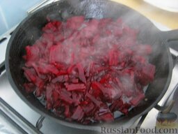 Борщ "Селянский": Свеклу нарезать соломкой. Нагреть сковороду, добавить сливочное или растительное масло. Протушить, помешивая, свеклу 3-4 минуты на среднем огне.
