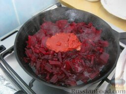 Борщ "Селянский": Добавить томатную пасту, перемешать. Пусть потомится 1-2 минуты на маленьком огне.