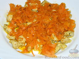 Салат "Подсолнух" с кукурузой и грибами: Сверху пассерованную морковь.