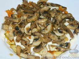 Салат "Подсолнух" с кукурузой и грибами: Выложите остывшие грибочки.
