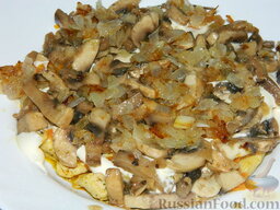 Салат "Подсолнух" с кукурузой и грибами: На грибочки - жареный лук.