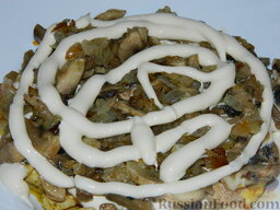 Салат "Подсолнух" с кукурузой и грибами: Смажьте майонезом по вкусу.