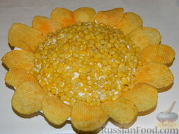 Салат "Подсолнух" с кукурузой и грибами: Из чипсов выложите вокруг салата 