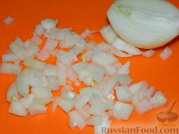 Салат "Подсолнух" с кукурузой и грибами: Лук очистите, нарежьте мелкими кубиками.