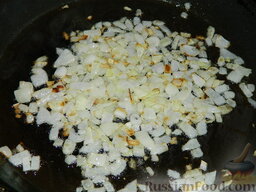 Салат "Подсолнух" с кукурузой и грибами: В сковороде разогрейте растительное масло и обжарьте на нем лук до румяности.