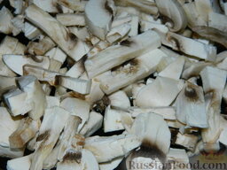 Салат "Подсолнух" с кукурузой и грибами: Помойте и нарежьте шампиньоны.